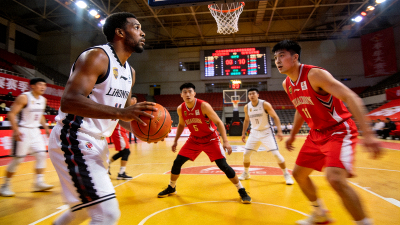 CBA季后赛辽宁男篮队员在场上组织进攻的团队配合场景