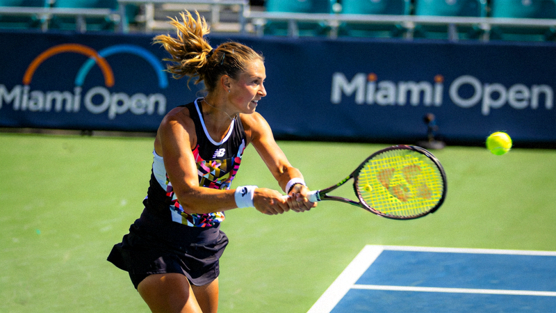 WTA迈阿密公开赛斯瓦泰克在比赛中反手击球的瞬间