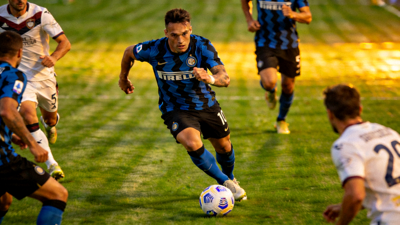 意甲联赛国际米兰球员在比赛中带球突破的精彩镜头